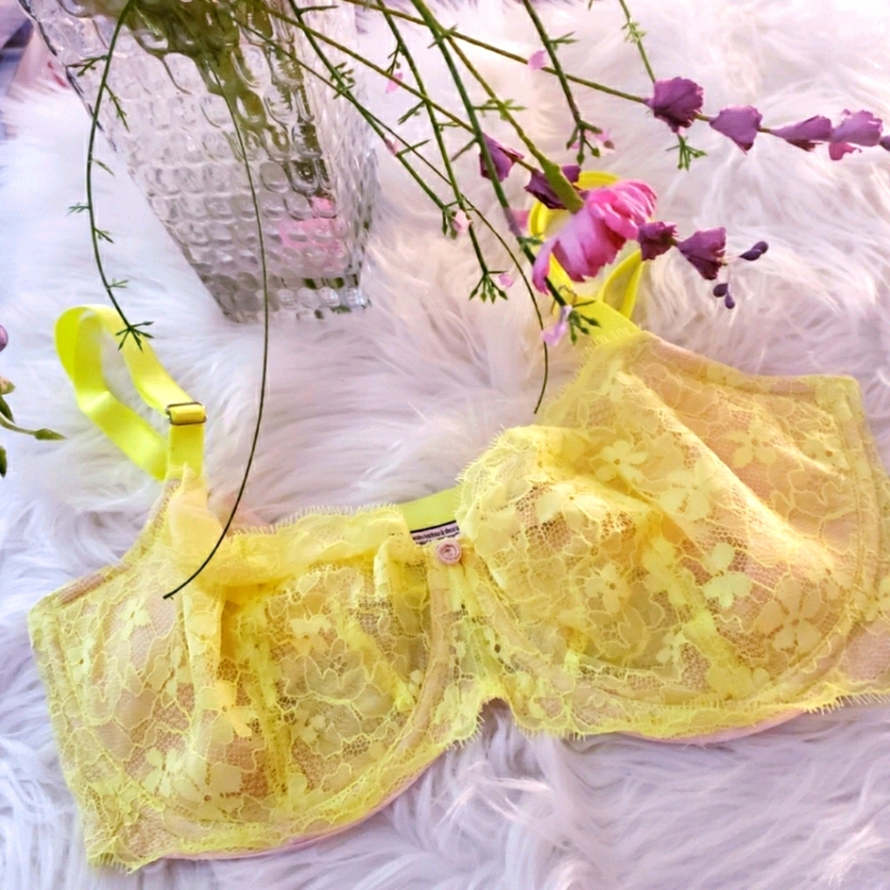 NWOT VICTORIA'S SECRET BRA